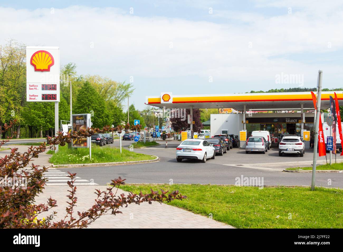 Les voitures autrichiennes sont en file d'attente à la station-service Shell, en Hongrie, car le carburant coûte moitié en raison du contrôle des prix en Hongrie Banque D'Images