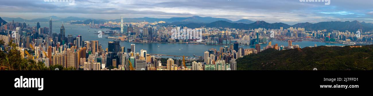 Vue panoramique depuis les montagnes de l'île de Hong Kong, sur le port de Vicroria jusqu'à Kowloon. Banque D'Images