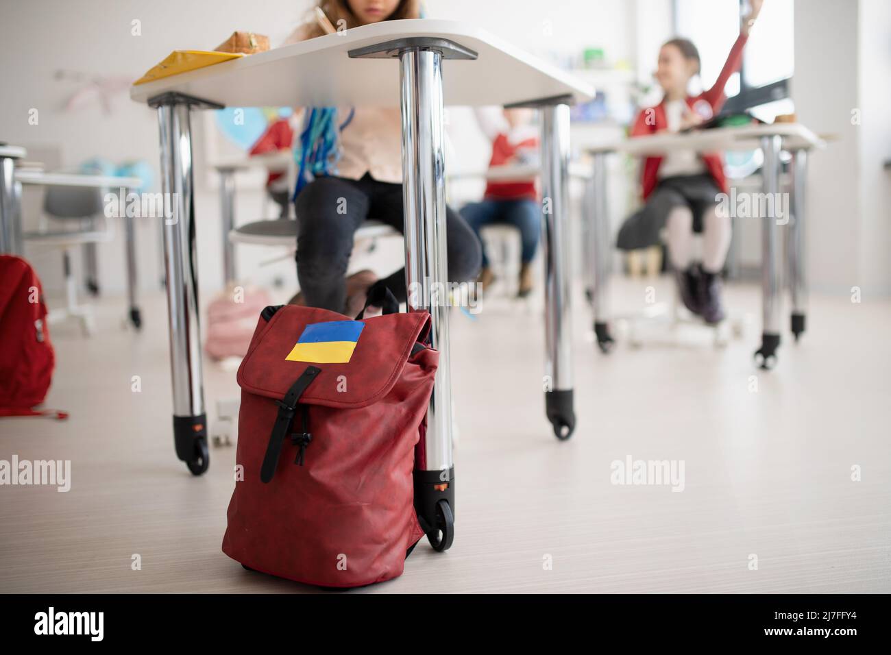 Enfants dans la classe, détail sur le sac à dos de l'étudiant ukrainien, concept de l'inscription des enfants ukrainiens à l'école. Banque D'Images