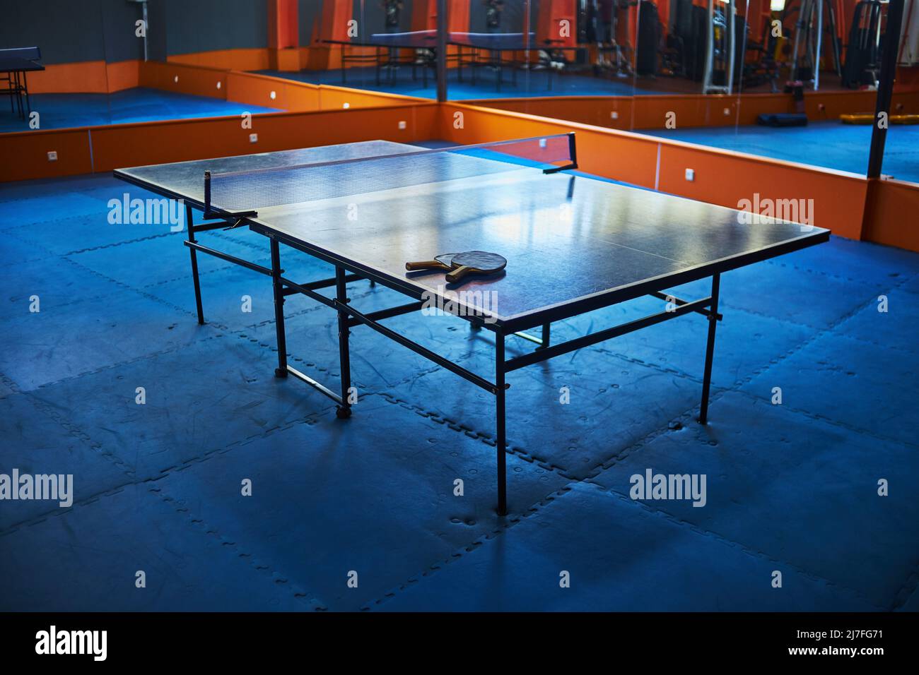 table avec raquettes de tennis de table dans la salle de gym. mise au point  sélective, faible profondeur de mise au point. un petit grain pour l'effet  artistique Photo Stock - Alamy