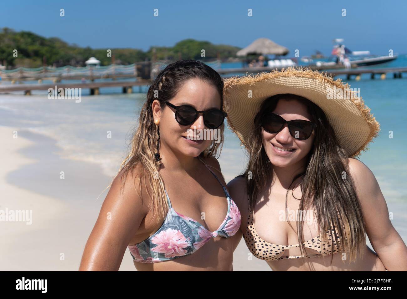 Deux jeunes amis s'amusent à la plage Banque D'Images