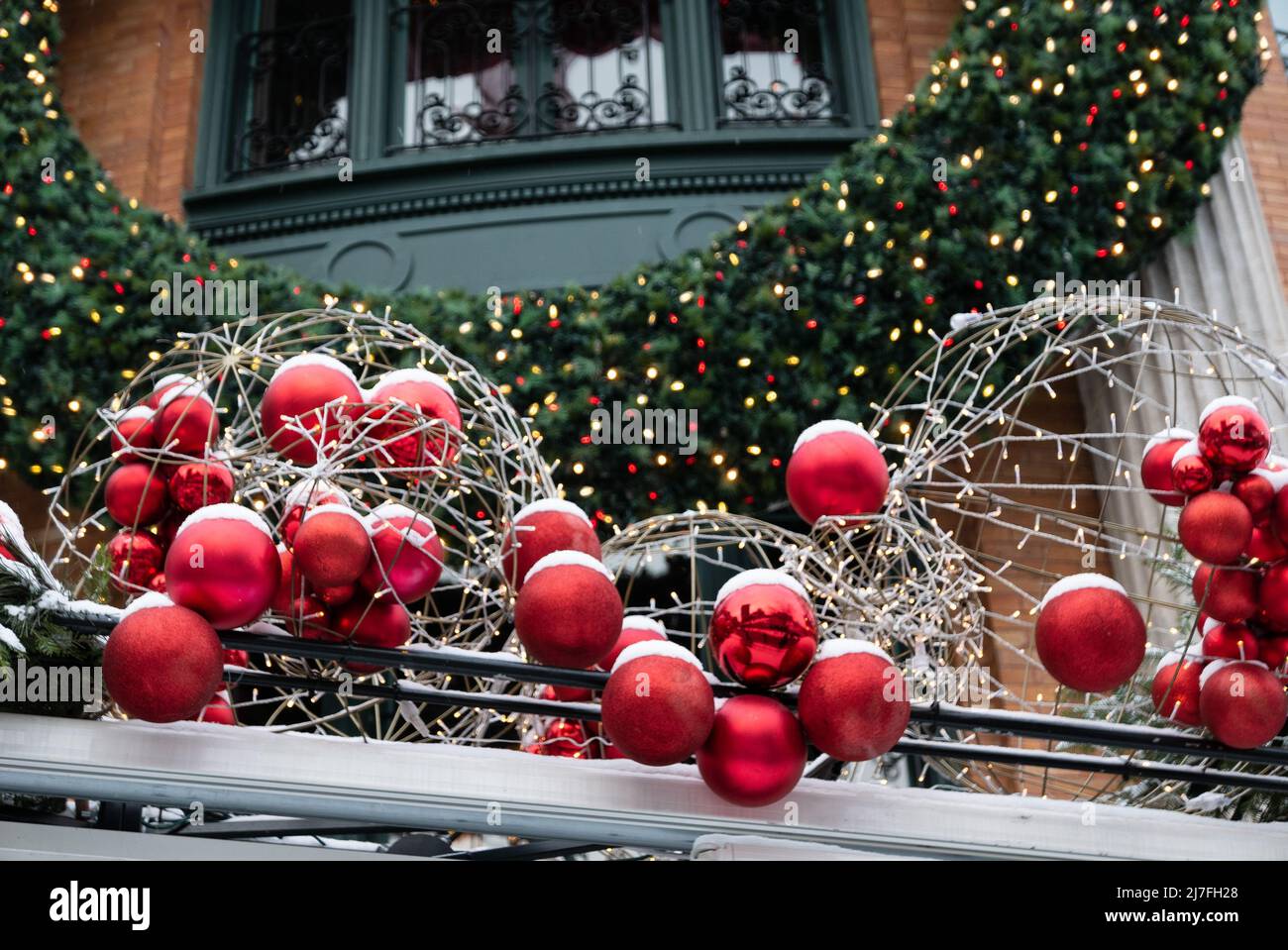 Récif géant de Noël et ornements de boules dans le centre-ville. Banque D'Images