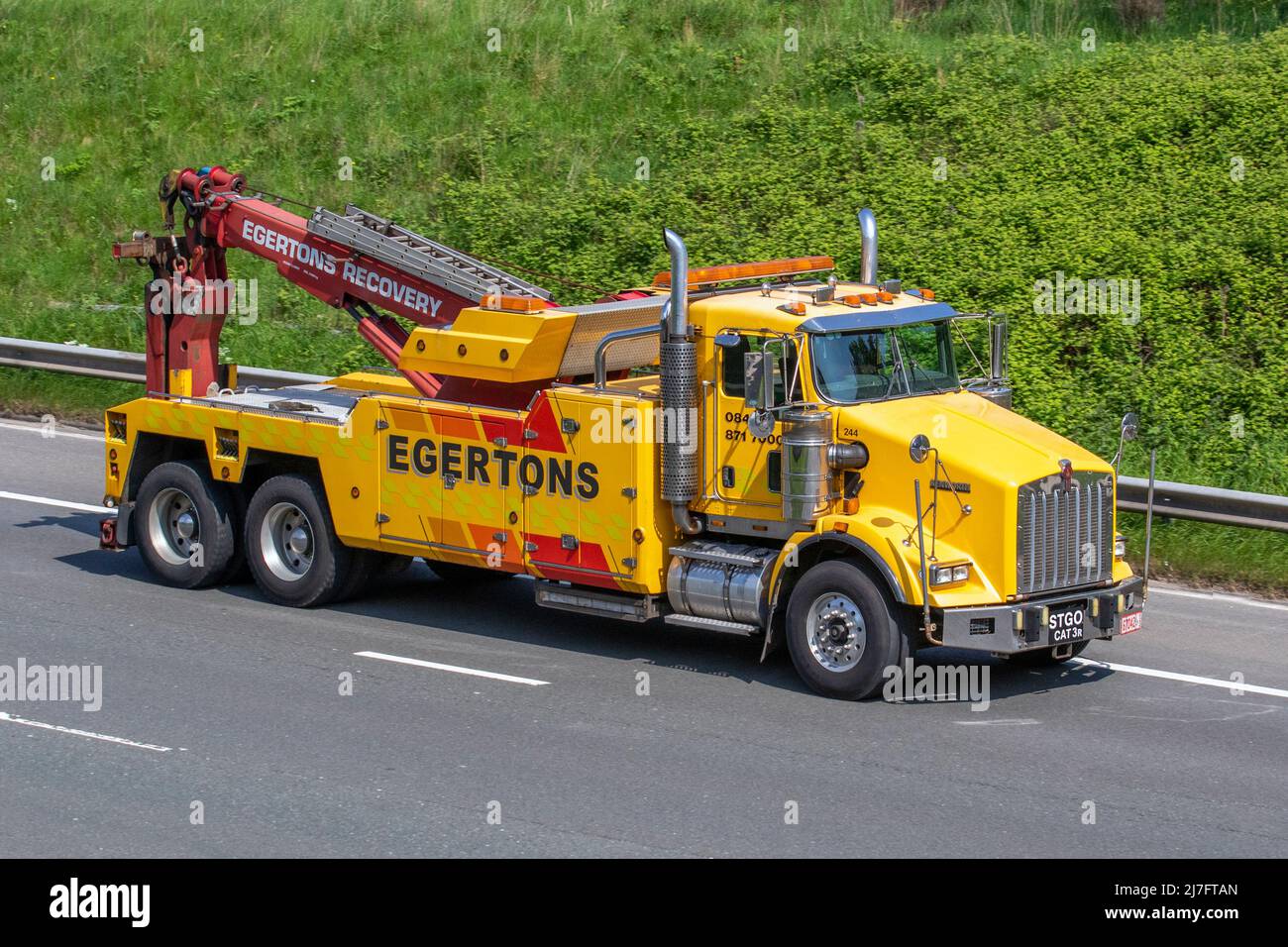 2006 Egertons Recovery 2006 camion de récupération HGV Kenworth Wrecker; conduite sur l'autoroute M61, Manchester, Royaume-Uni Banque D'Images