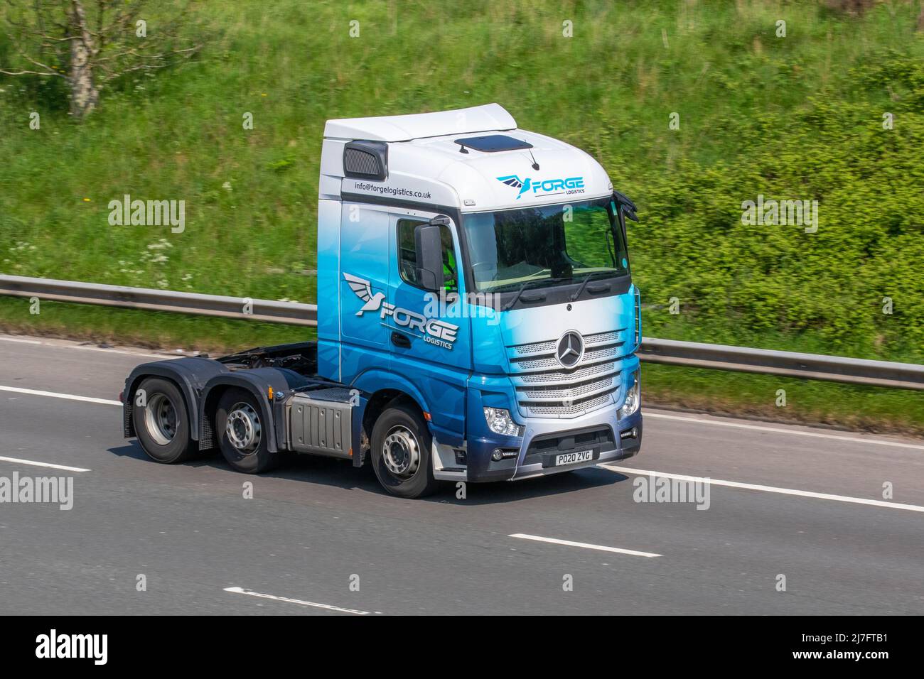 2020 logistique de FORGE bleu blanc Mercedes Benz Actros unité de tracteur ; conduite sur l'autoroute M61, Manchester, Royaume-Uni Banque D'Images