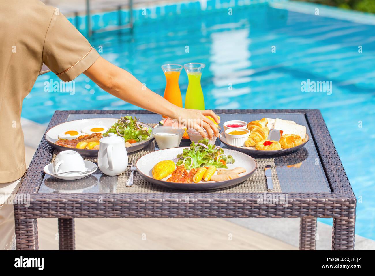 Femme serveur servant le petit déjeuner au restaurant de l'hôtel de luxe Banque D'Images