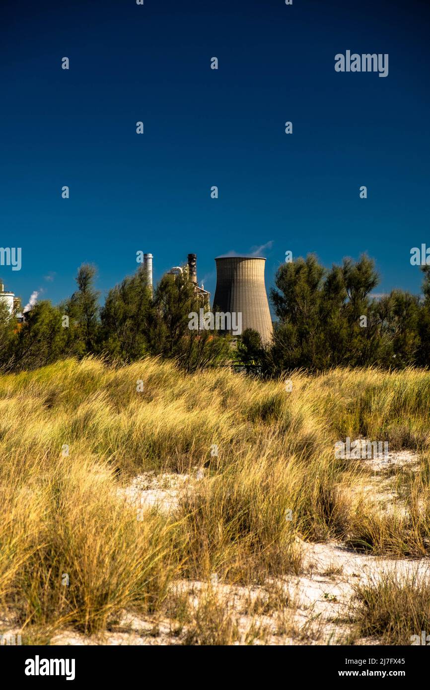 Vue sur l'usine de Soda Solvay à Rosignano Solvay, Toscane, depuis la célèbre plage blanche. Banque D'Images