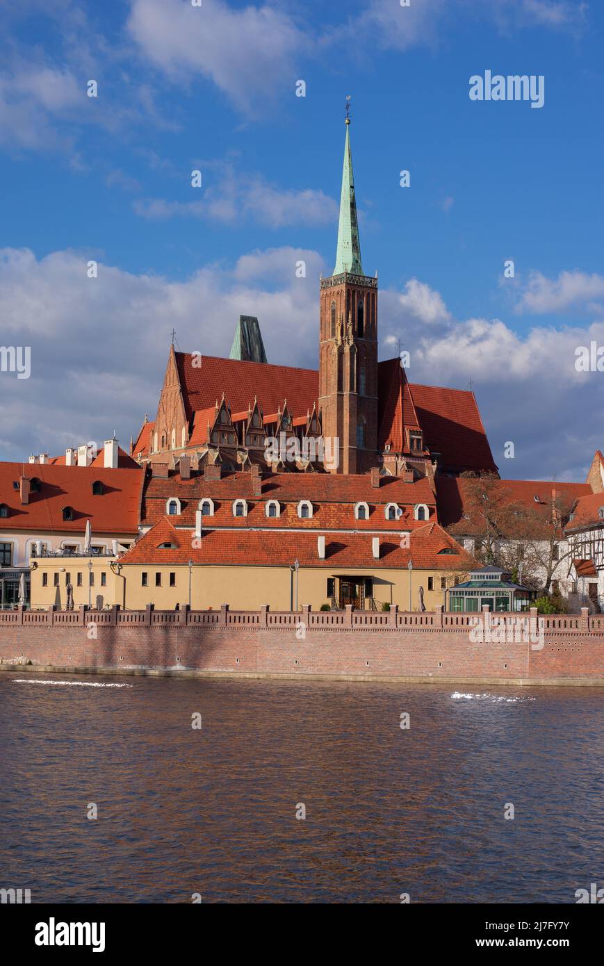 Vue sur la rivière Odra et l'île de Tumski. Vieille ville de Wroclaw en mars 2022 Banque D'Images