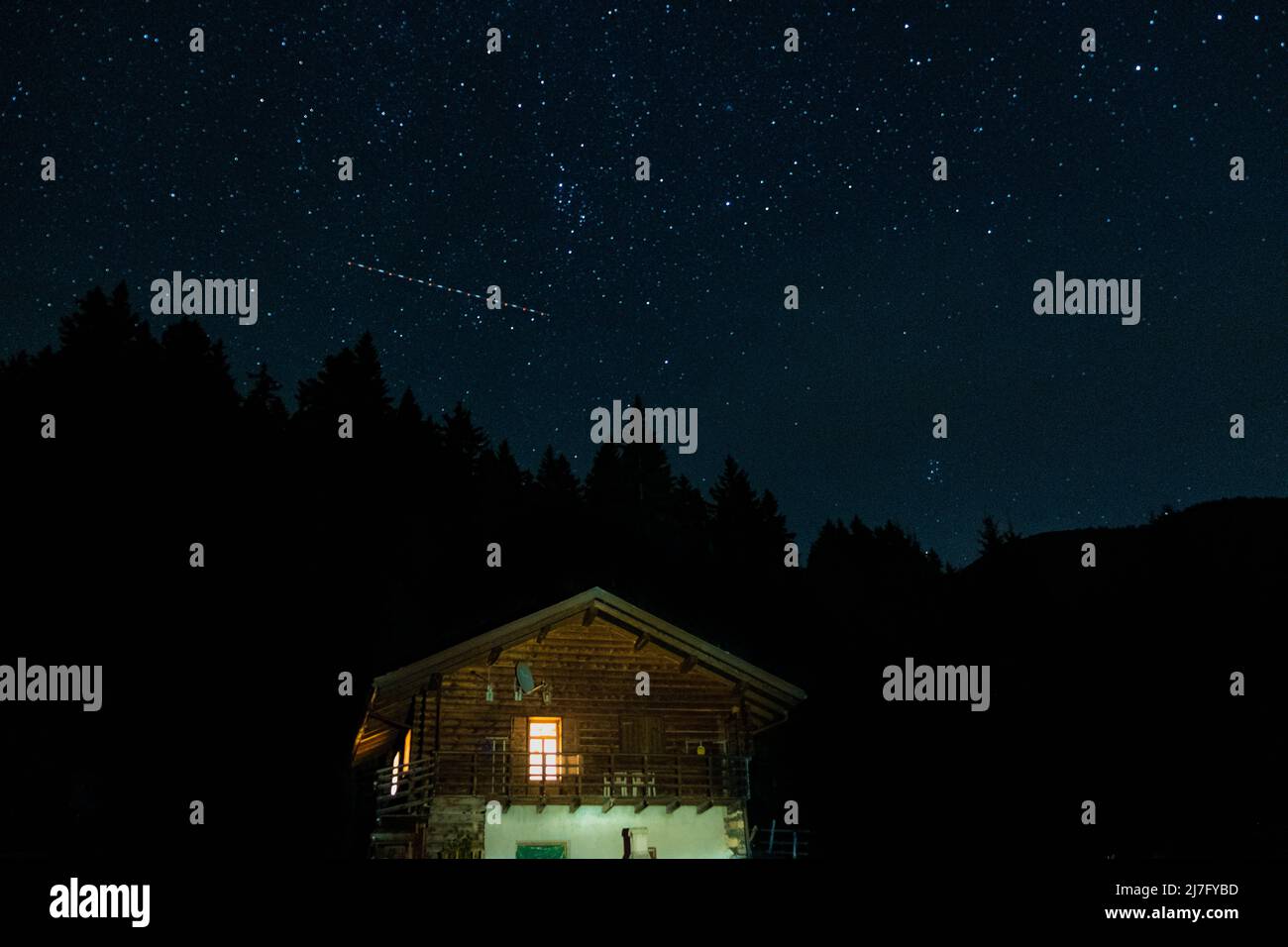 Photographie nocturne d'un chalet à Valsugana, Italie Banque D'Images