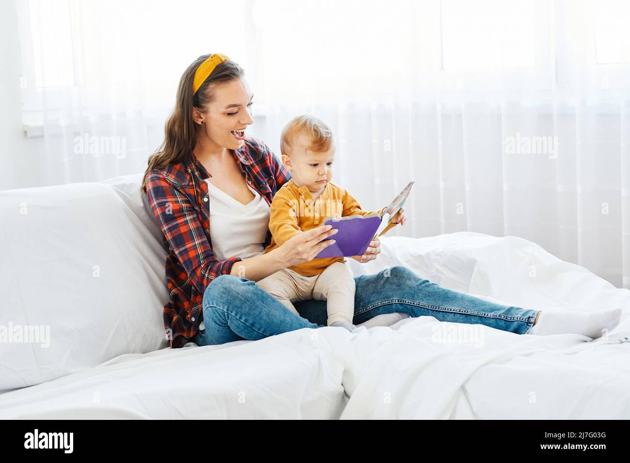 mère enfant bébé bood lecture éducation apprentissage avoir plaisir famille heureux garde enfant garçon soleil Banque D'Images