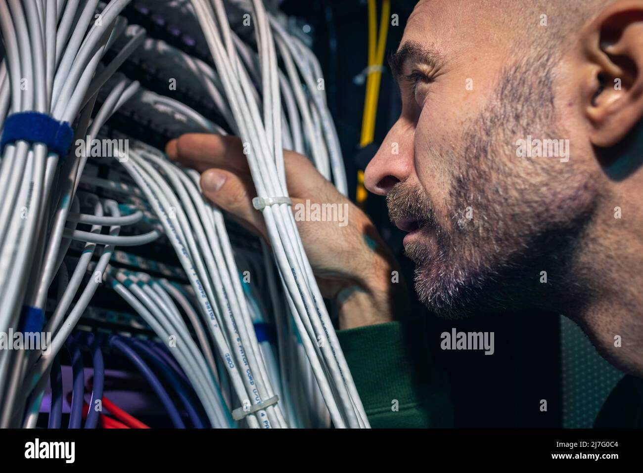 Technicien INFORMATIQUE travaillant dans la salle des serveurs Banque D'Images