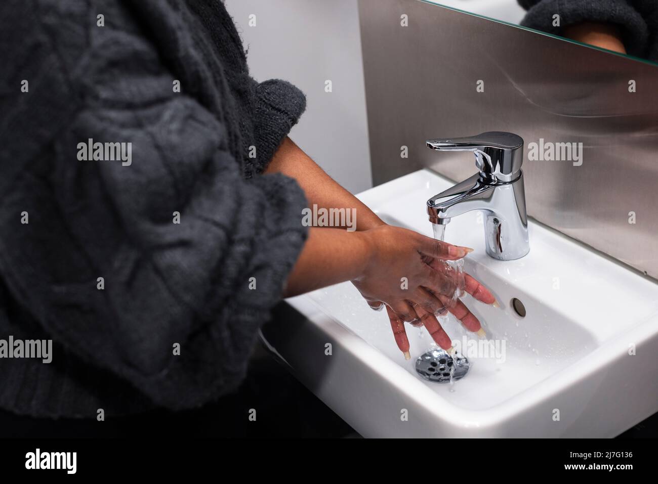 Mid section of woman washing hands Banque D'Images