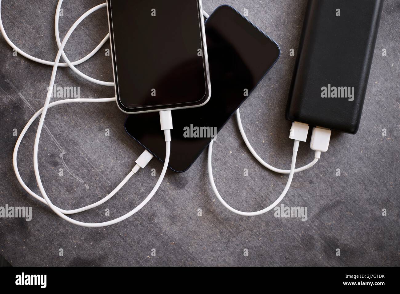 Téléphones portables connectés à la batterie portable Banque D'Images