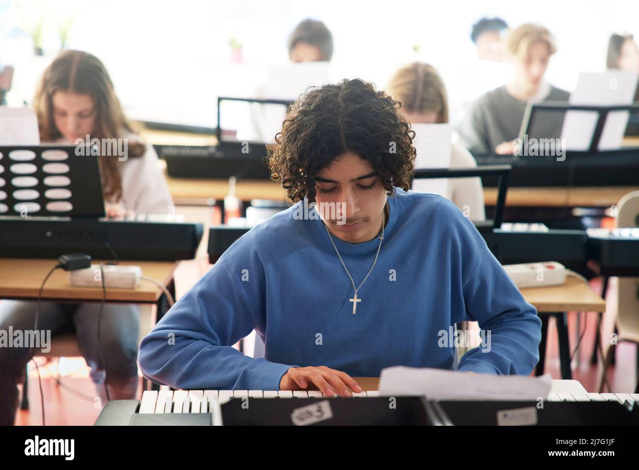 Adolescents assistant à la leçon de clavier Photo Stock - Alamy