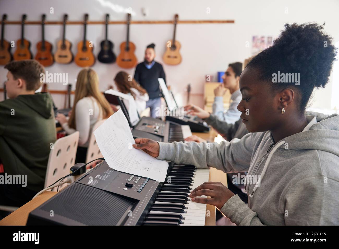 Adolescents assistant à la leçon de clavier Banque D'Images