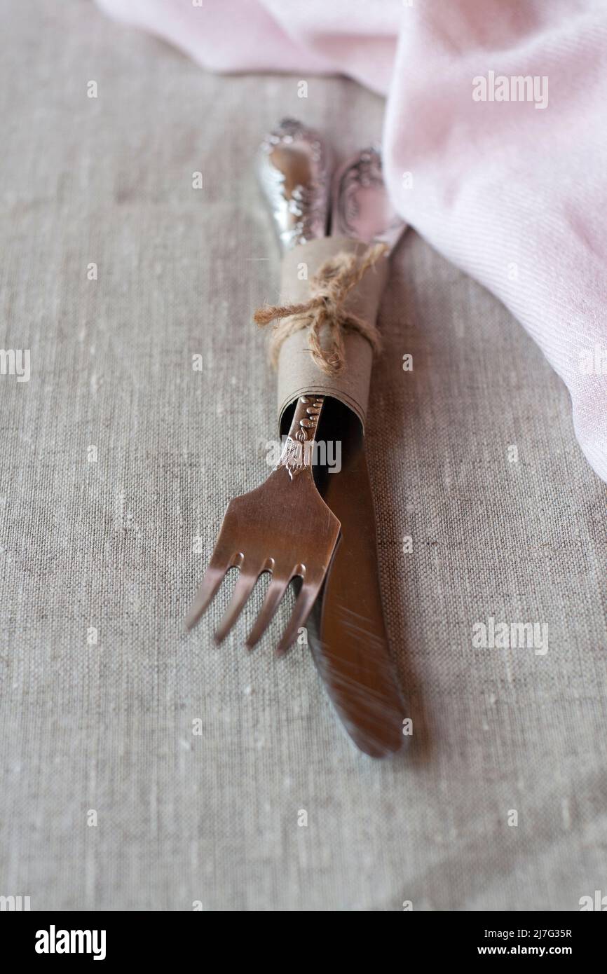 Couteau et fourchette vintage sur la nappe sur fond clair Banque D'Images