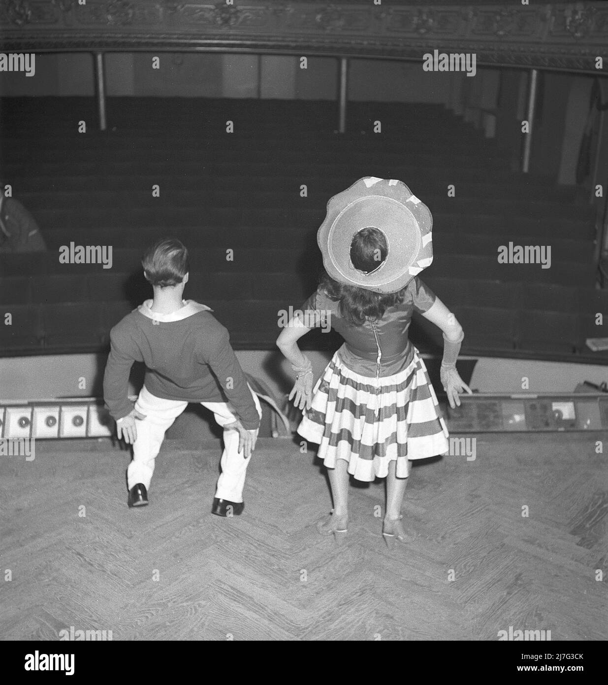 Danse dans le 1940s. Un couple en pleine figure photographié lors de la danse de Hokey Cokey, une danse qui a atteint un sommet en popularité comme une chanson de salle de musique et de danse de nouveauté au milieu de 1940s. Le kit d'instructions de danse se présente comme suit : vous insérez votre [bras gauche], votre [bras gauche], vous insérez votre [bras gauche] et vous le secouez. Vous faites le cokey de hokey, et vous vous tournez autour. C'est tout ! Suède 1946. Photo : Kristoffersson réf. X87-1 Banque D'Images