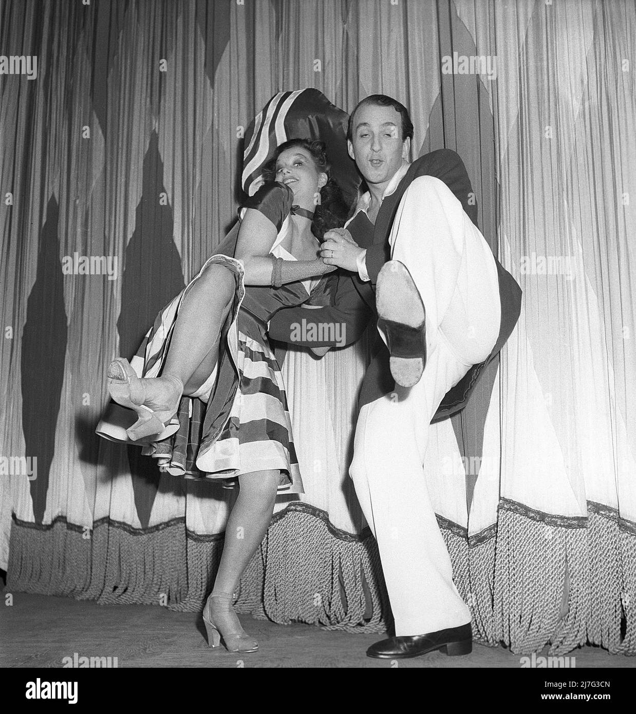 Danse dans le 1940s. Un couple en pleine figure photographié lors de la danse de Hokey Cokey, une danse qui a atteint un sommet en popularité comme une chanson de salle de musique et de danse de nouveauté au milieu de 1940s. Le kit d'instructions de danse se présente comme suit : vous insérez votre [bras gauche], votre [bras gauche], vous insérez votre [bras gauche] et vous le secouez. Vous faites le cokey de hokey, et vous vous tournez autour. C'est tout ! Suède 1946. Photo : Kristoffersson réf. x86-3 Banque D'Images