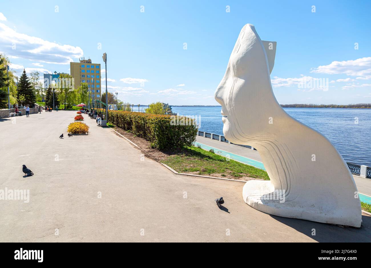 Samara, Russie - 3 mai 2022 : installation d'art sous forme de visage humain sur le remblai de la ville par temps ensoleillé Banque D'Images