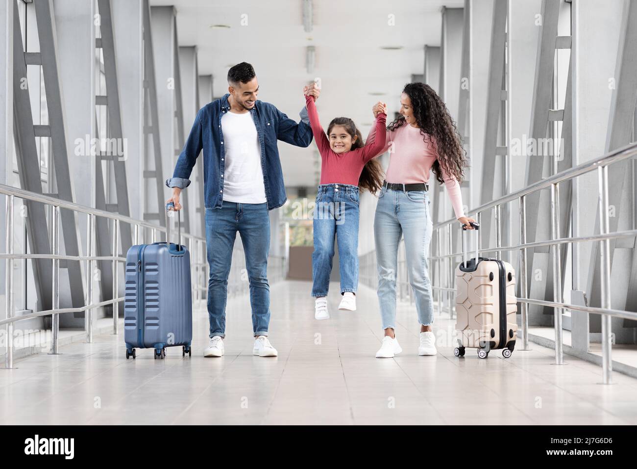 Bonne famille arabe des trois s'amuser ensemble en marchant à l'aéroport Banque D'Images