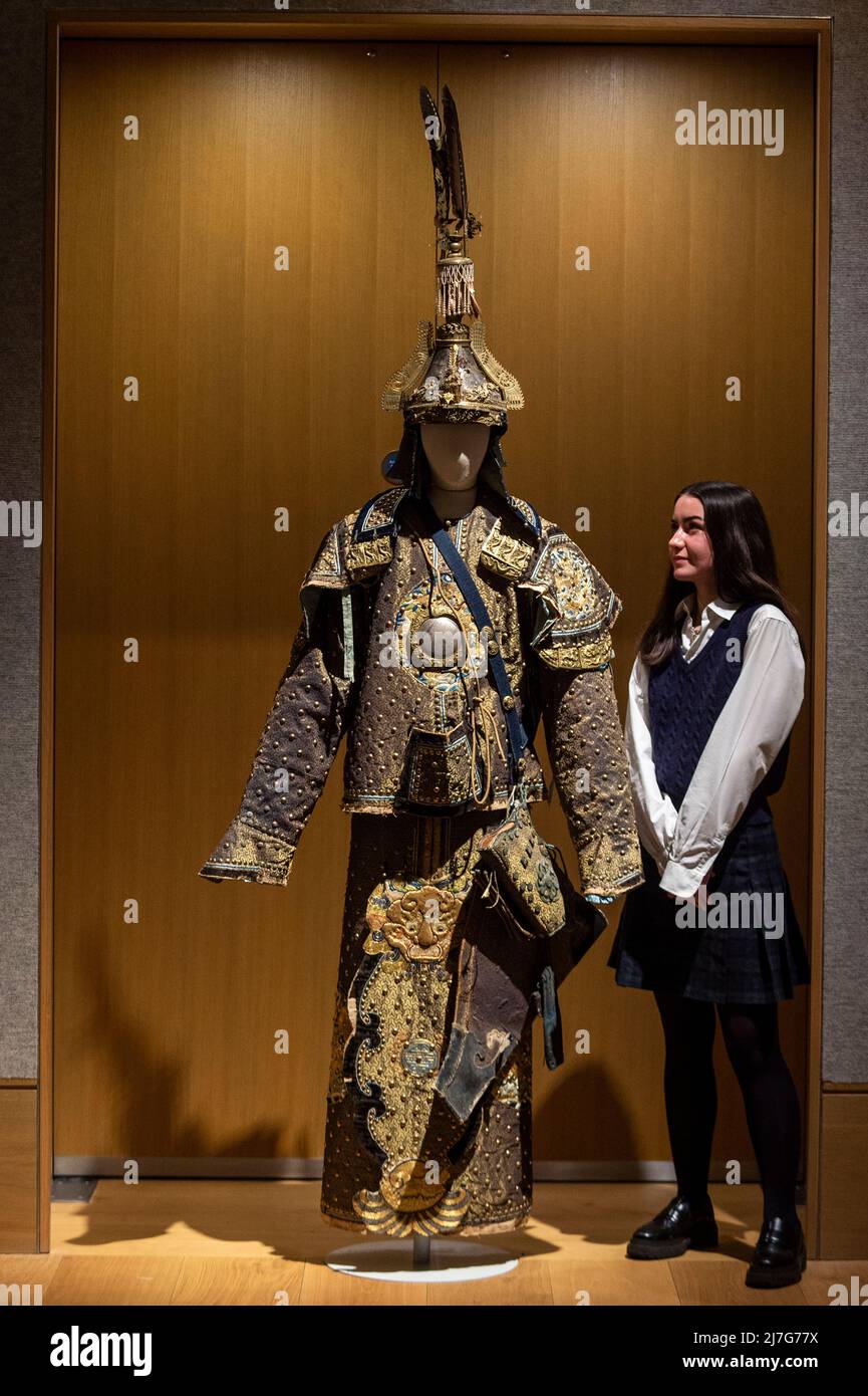 Londres, Royaume-Uni. 9 mai 2022. Un membre du personnel pose avec “Un costume rare d'armure de cérémonie avec Helmet et quiver”, fin de la dynastie Qing, (est. £10 000 - £15 000) à un aperçu de la vente des Beaux-Arts chinois de Bonhams à leur galerie New Bond Street. Des jades chinoises, des céramiques, des laques, des textiles impériaux et des objets d'art seront mis en vente le 12 mai. Credit: Stephen Chung / Alamy Live News Banque D'Images