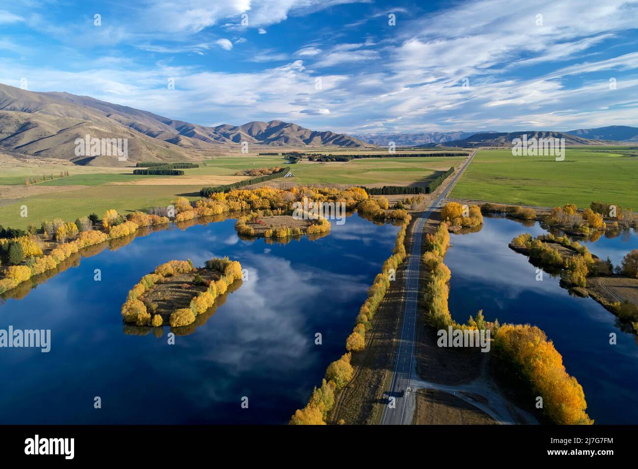 Wairepo Arm (à gauche), State Highway 8 et Kellands Pond (à droite), Twizel, Mackenzie District, North Otago, South Island, Nouvelle-Zélande - drone aérien Banque D'Images