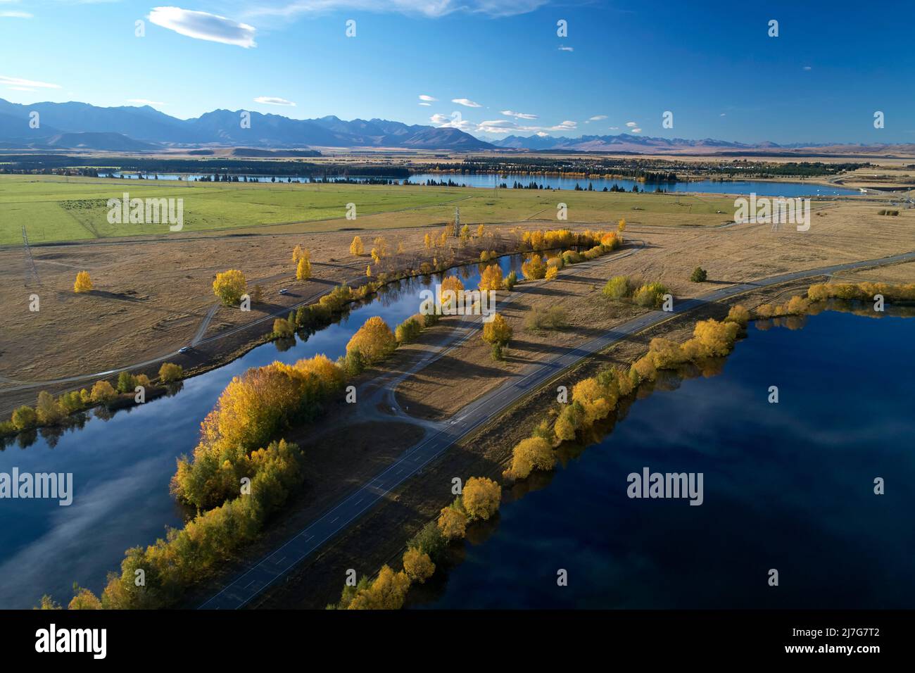 Kellands Pond (à gauche), State Highway 8, et Wairepo Arm, Twizel, district de Mackenzie, North Otago, South Island, Nouvelle-Zélande - drone aérien Banque D'Images