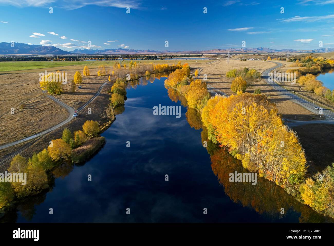 Réflexions d'automne dans l'étang de Kellands, près de Twizel, le district de Mackenzie, North Otago, South Island, Nouvelle-Zélande - drone aérien Banque D'Images