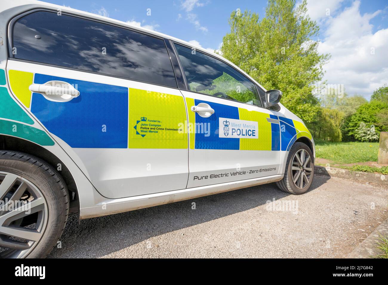 Fermer, vue latérale de la nouvelle voiture de police électrique Zero Emission Seat Mii, un véhicule de West Mercia police Force, Royaume-Uni, garée à l'extérieur sous le soleil printanier. Banque D'Images