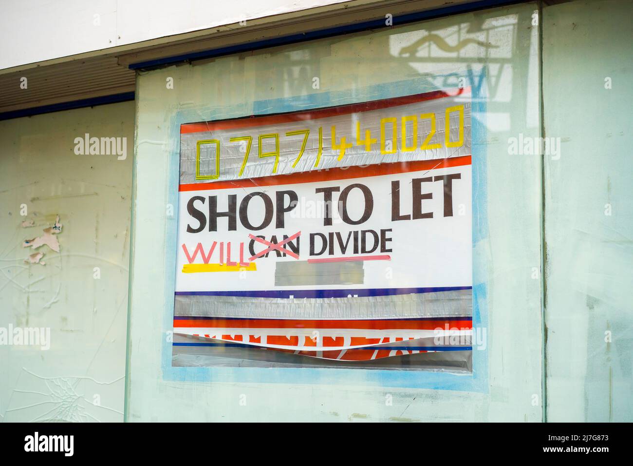 Shop to Let signe dans le centre ville boutique fenêtre montrant le désespoir des propriétaires: Peut diviser, va diviser - mesures désespérées! Banque D'Images