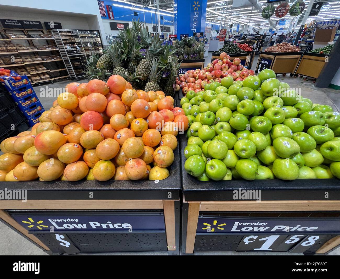 Grovetown, GA USA - 04 20 22: Walmart Interior pommes en exposition avec panneau de prix manquant Banque D'Images
