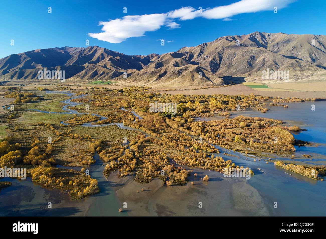 Couleurs d'automne, lac Benmore, delta de la rivière Ahuriri, et chaîne de Benmore, vallée de Waitaki, North Otago, South Island, Nouvelle-Zélande - drone aérien Banque D'Images