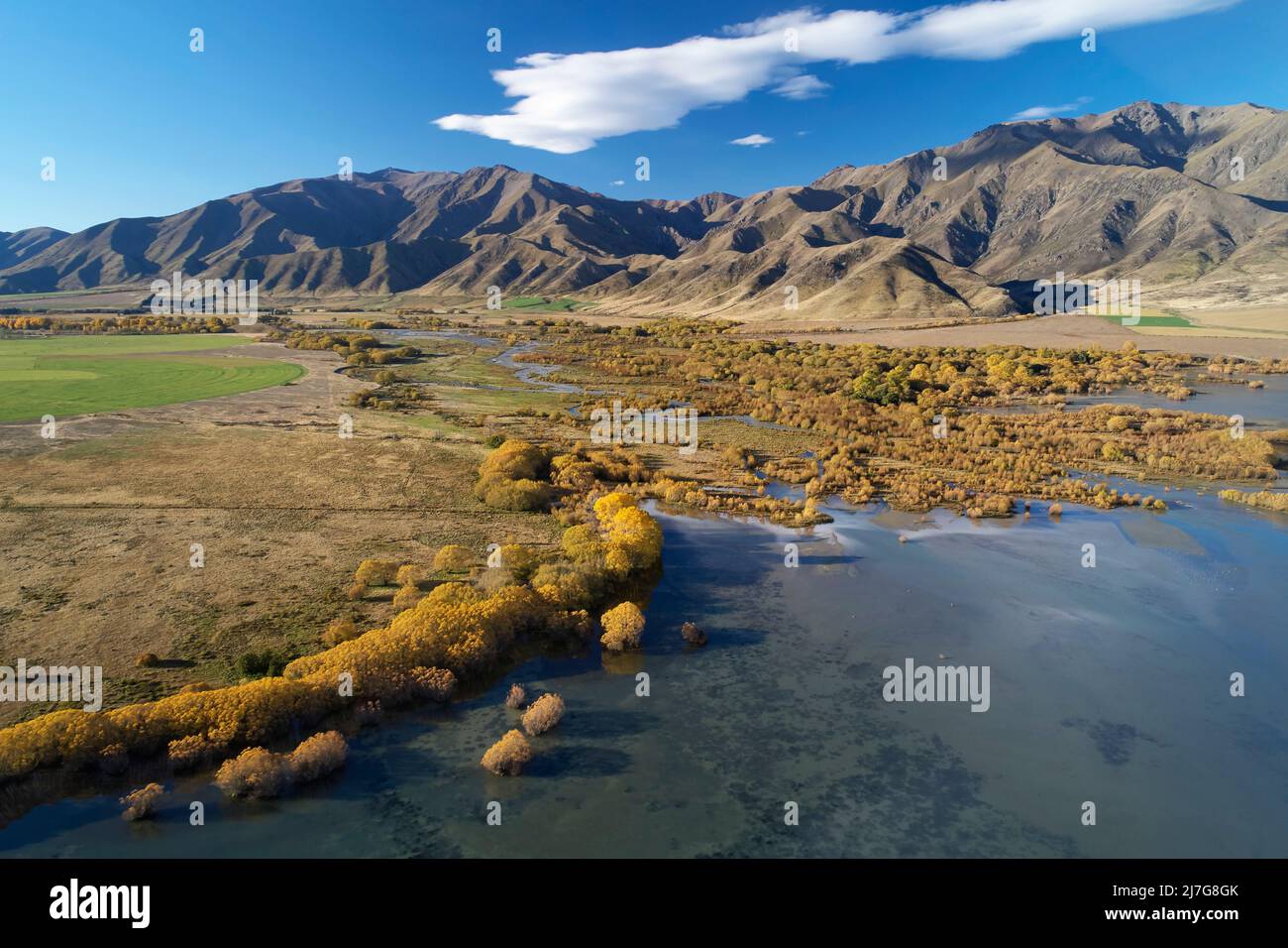 Couleurs d'automne, lac Benmore, delta de la rivière Ahuriri, et chaîne de Benmore, vallée de Waitaki, North Otago, South Island, Nouvelle-Zélande - drone aérien Banque D'Images