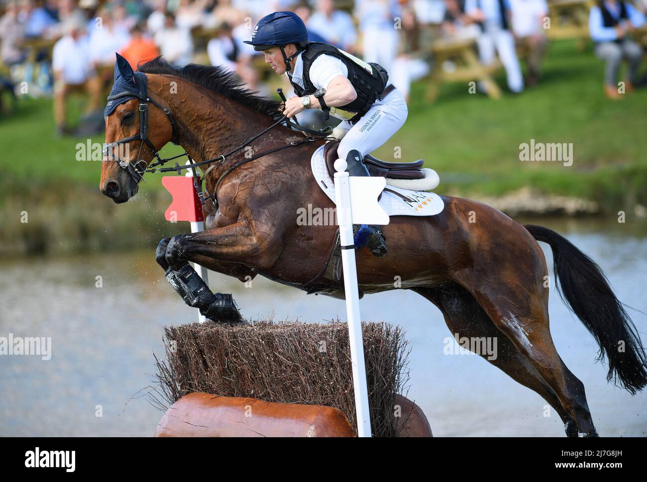 07 mai 2022 - épreuves de badminton - Test de cross-country - Badminton - Angleterre Tom McEwen à cheval Toledo de Kerser saute au lac pendant l'épreuve de cross-country aux épreuves de badminton. Banque D'Images