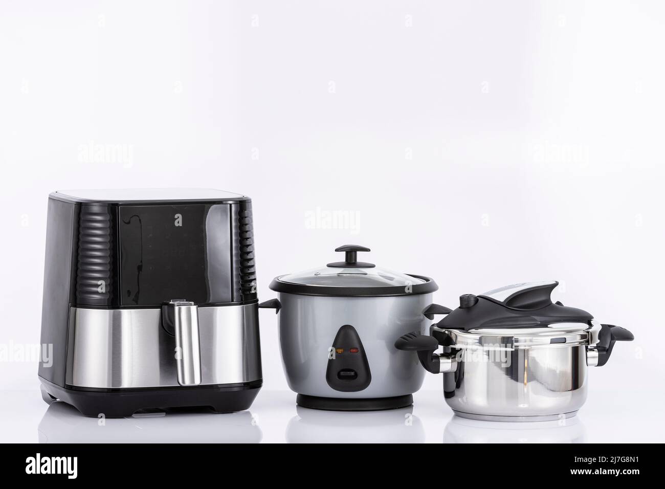 Appareils électroménagers de cuisine - différents appareils ménagers sur fond neutre Banque D'Images