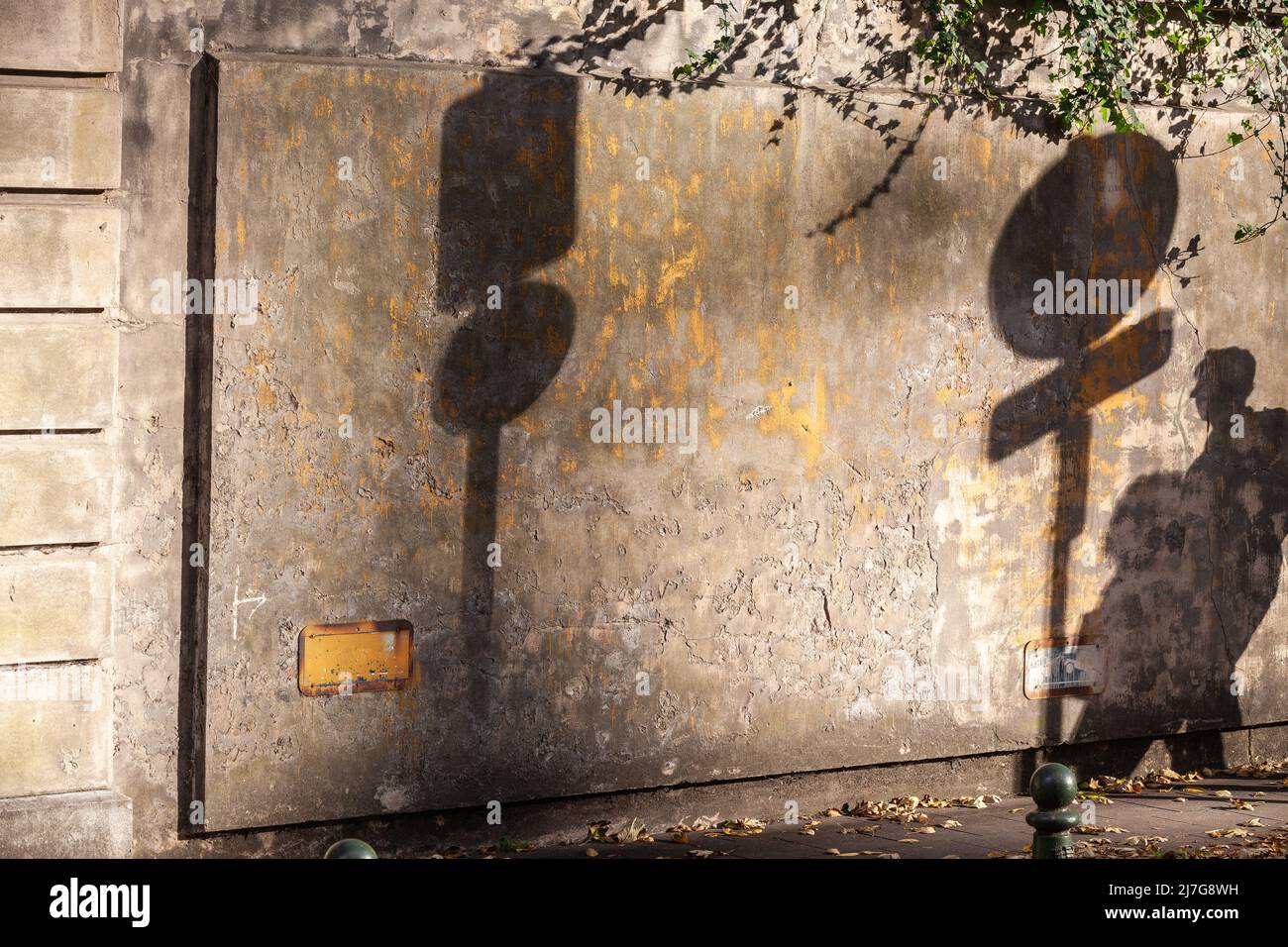 Projeter l'ombre des panneaux de signalisation et des passants sur un mur. Bruxelles. Banque D'Images