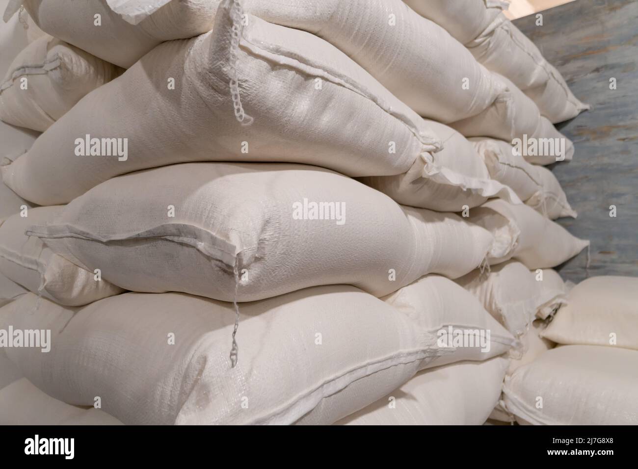 Gros plan de sacs de farine blanche dans un entrepôt ou une production Banque D'Images