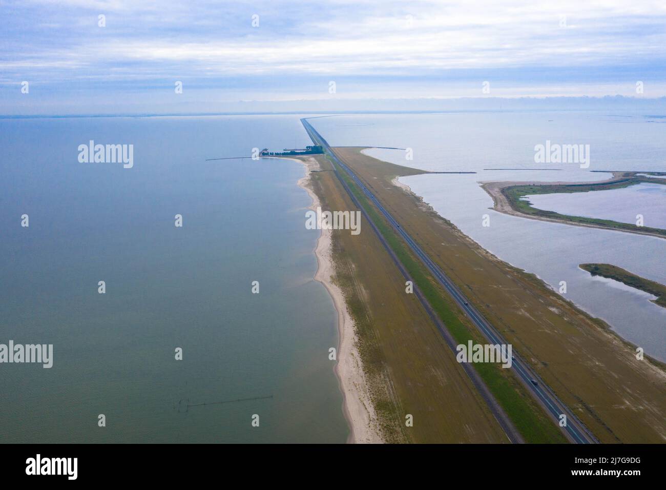 Vue aérienne d'une île artificielle appelée Houtribdijk dans le lac Markermeer. La digue N302 de Lelystad à Enkhuizen. Flevoland, pays-Bas. Banque D'Images