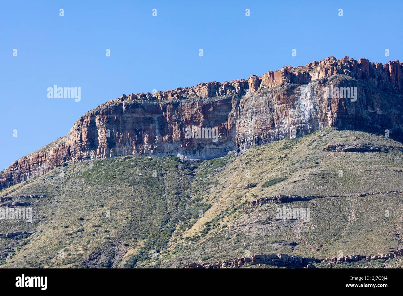 Paysage de montagne de Karoo avec formation rocheuse érodée exposant des strates près de Beaufort Ouest, Western Cape, Afrique du Sud Banque D'Images