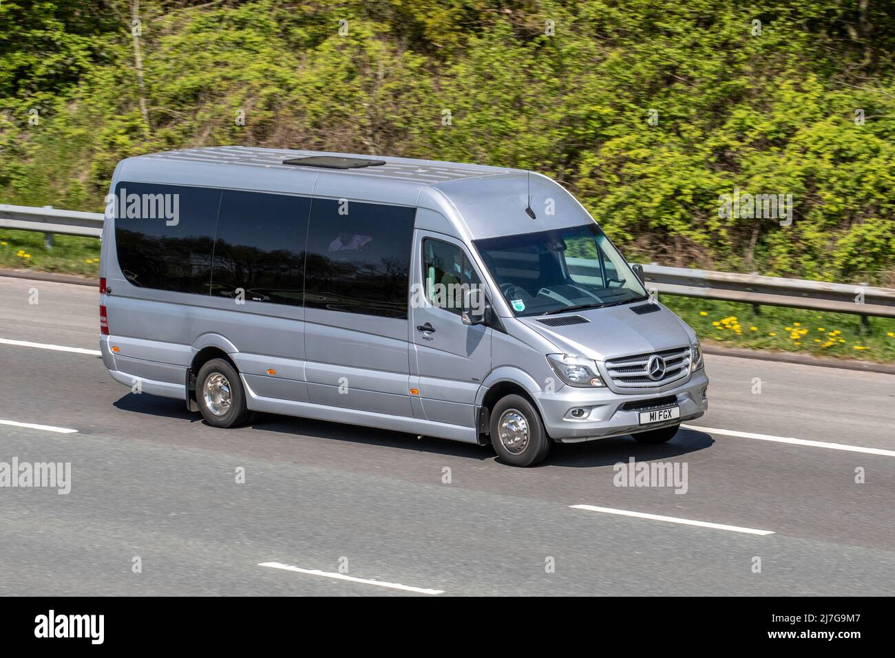 2018 argent Mercedes Benz Sprinter S16 CDI 2143 cc voyage exécutif, location de bus urbain, minibus de luxe 16 places minibus, voyager sur l'autoroute M61, Royaume-Uni Banque D'Images