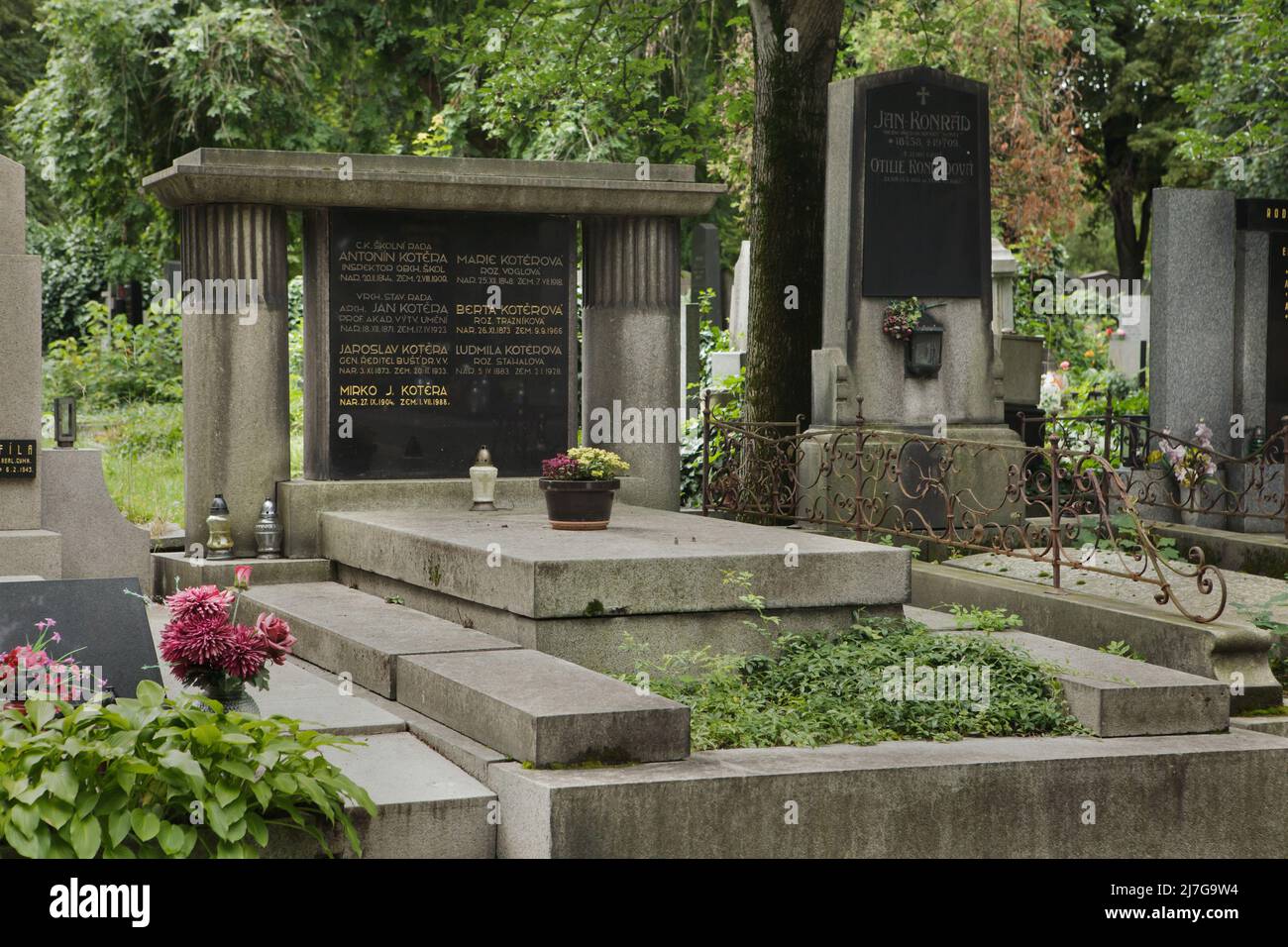 Tombe de l'architecte moderniste tchèque Jan Kotěra (1871-1923) au cimetière Vinohrady (Vinohradský hřbitov) à Prague (République tchèque). La pierre tombale a été conçue par Jan Kotěra lui-même. Banque D'Images