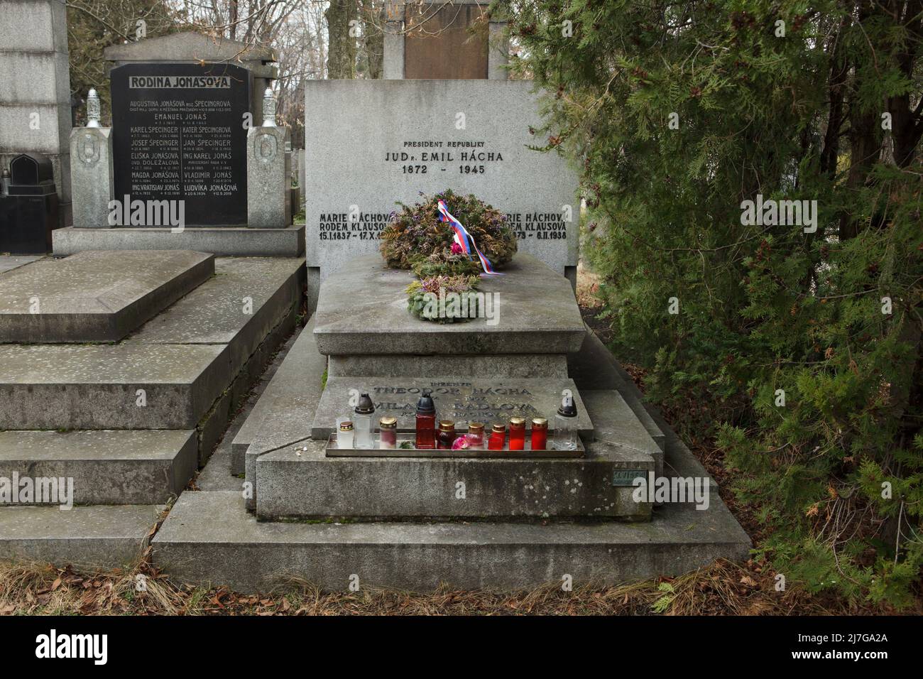 Tombe de l'homme d'État tchèque Emil Hácha (1872-1945) au cimetière de Vinohrady (Vinohradský hřbitov) à Prague (République tchèque). Emil Hácha a été président de la Tchécoslovaquie, puis président d'État du protectorat de la Bohême et de la Moravie entre 1938 et 1945 pendant l'occupation nazie. Il est mort en prison le 27 juin 1945. Banque D'Images