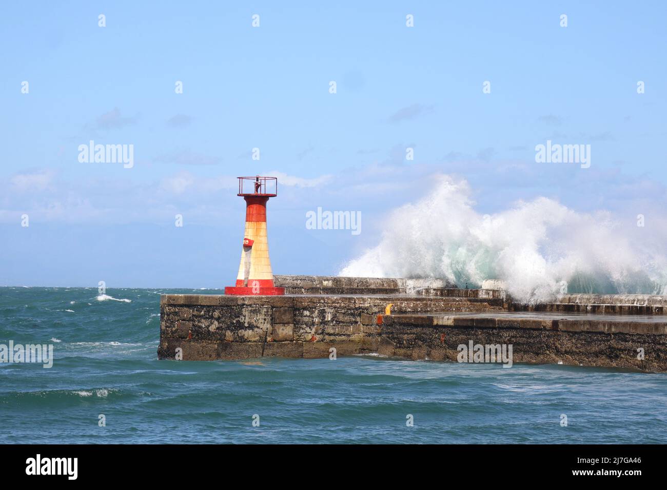 Les vagues s'écrasant au-dessus du mur du port de Kalk Bay Banque D'Images