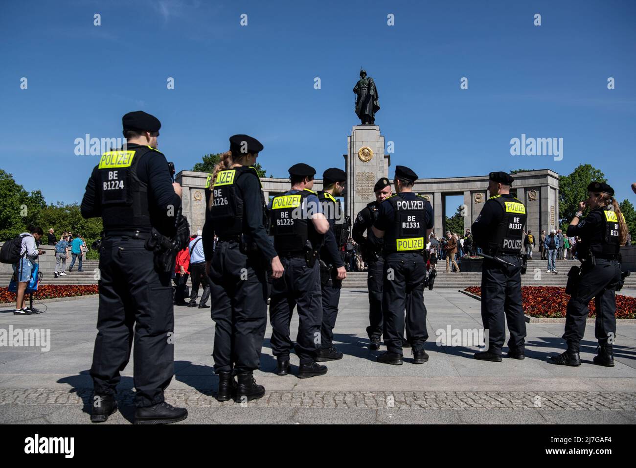 Berlin, Allemagne. 09th mai 2022. Les policiers observent les événements au mémorial de la Straße des 17. Credit: Paul Zinken/dpa/Alay Live News Banque D'Images