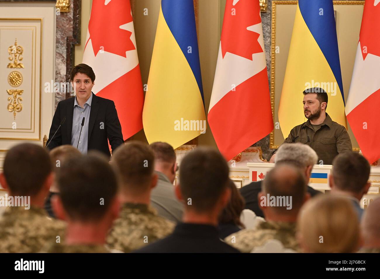 Le premier ministre canadien Justin Trudeau rencontre le président ukrainien Volodymyr Zelenskyy lors d'une visite à Kiev, en Ukraine, la capitale ukrainienne, le 8 mai 2022. Les deux dirigeants ont participé à une vidéo conférence des G7 dirigeants, dirigée par OLAF Scholz, chancelier fédéral allemand, qui préside les G7, et organisé le sommet. À la fin de la réunion, le président Zelenskyy a remis des médailles aux Ukrainiens qui ont participé au déminage du pays, en particulier à Patron, un Jack Russell Terrier, qui a reçu l'enseignement de sniff out des mines par son propriétaire, le major Mykhailo Iliev, du Service de la protection civile. Pho Banque D'Images