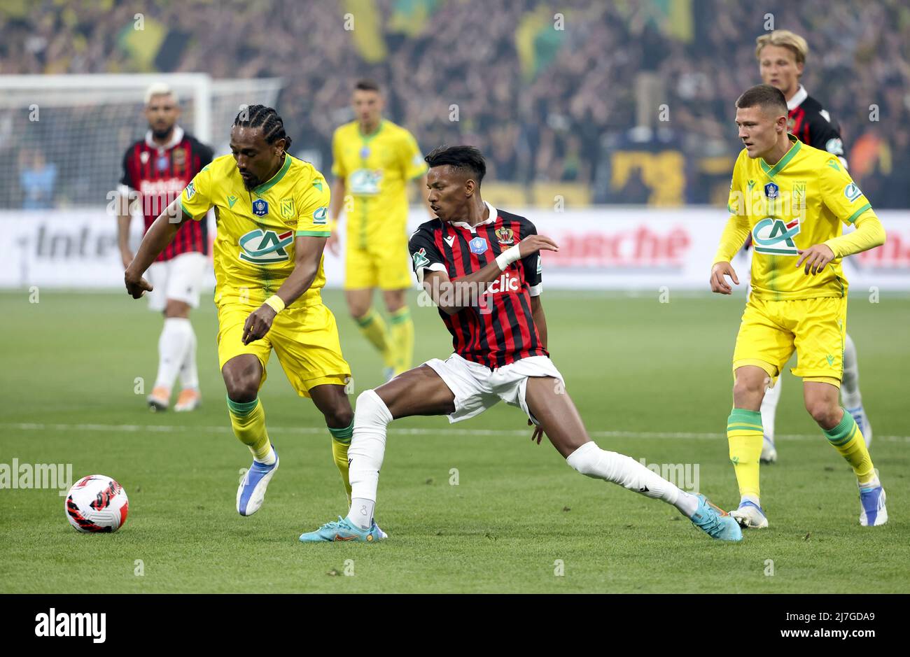 Hicham Boudaoui de Nice entre Samuel Moutoussamy et Quentin Merlin de Nantes lors de la finale de football de la coupe française entre OGC Nice (OGCN) et FC Nantes (FCN) le 7 mai 2022 au Stade de France à Saint-Denis près de Paris, France - photo: Jean Catuffe/DPPI/LiveMedia Banque D'Images