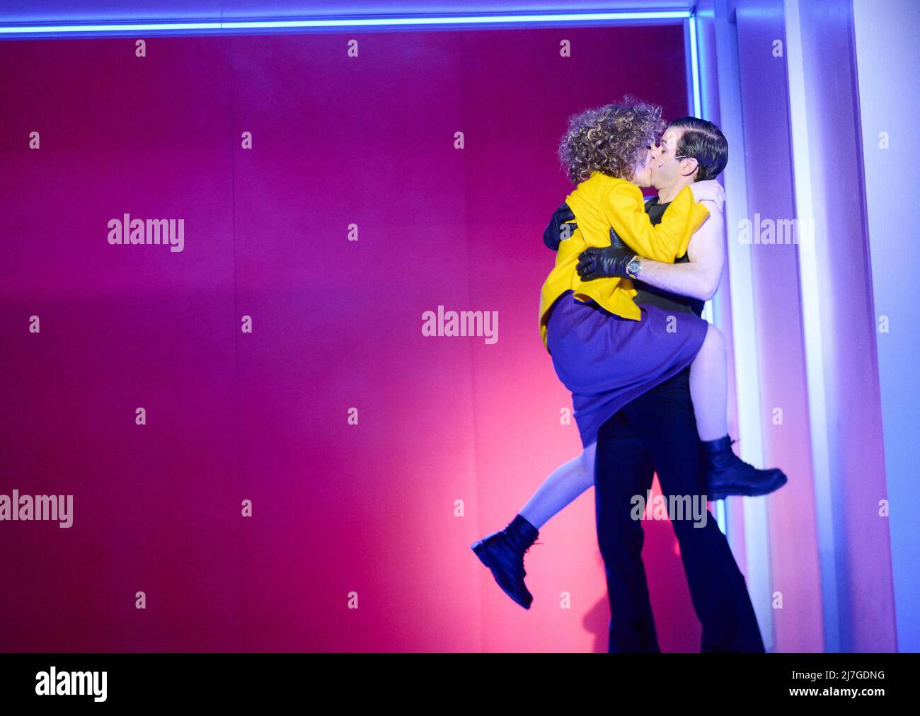 Berlin, Allemagne. 09th mai 2022. Sophia Euskirchen en tant que Lilian Holiday et Gabriel Schneider en tant que Bill Cracker star dans la pièce « Happy End » lors d'une répétition de photos au Renaissance Theatre. La soirée d'ouverture est le vendredi 13 mai 2022 à 7 h 30. Crédit : Annette Riedl/dpa/Alay Live News Banque D'Images