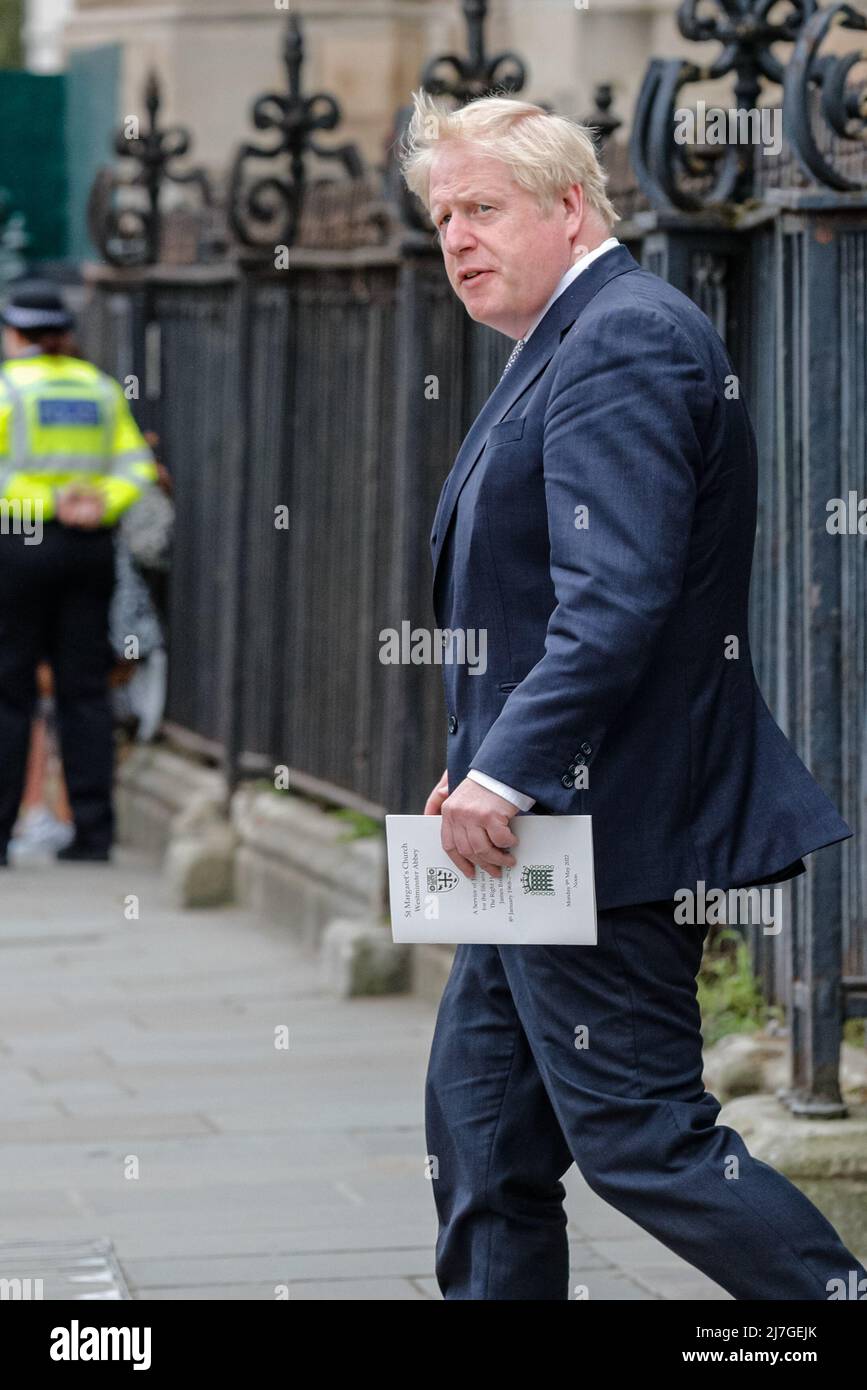 Londres, Royaume-Uni. 9th mai 2022. Le Premier ministre Boris Johnson quitte l'église. Le service commémoratif du député James Brokenshire, décédé l'an dernier à l'âge de 53 ans, se tient aujourd'hui à l'église St Margare dans le parc de l'abbaye de Westminster. Le premier ministre Boris Johnson, les anciens premiers ministres David Cameron et Theresa May, les ministres du Cabinet, les députés et d'autres invités assistent au service. Credit: Imagetraceur/Alamy Live News Banque D'Images