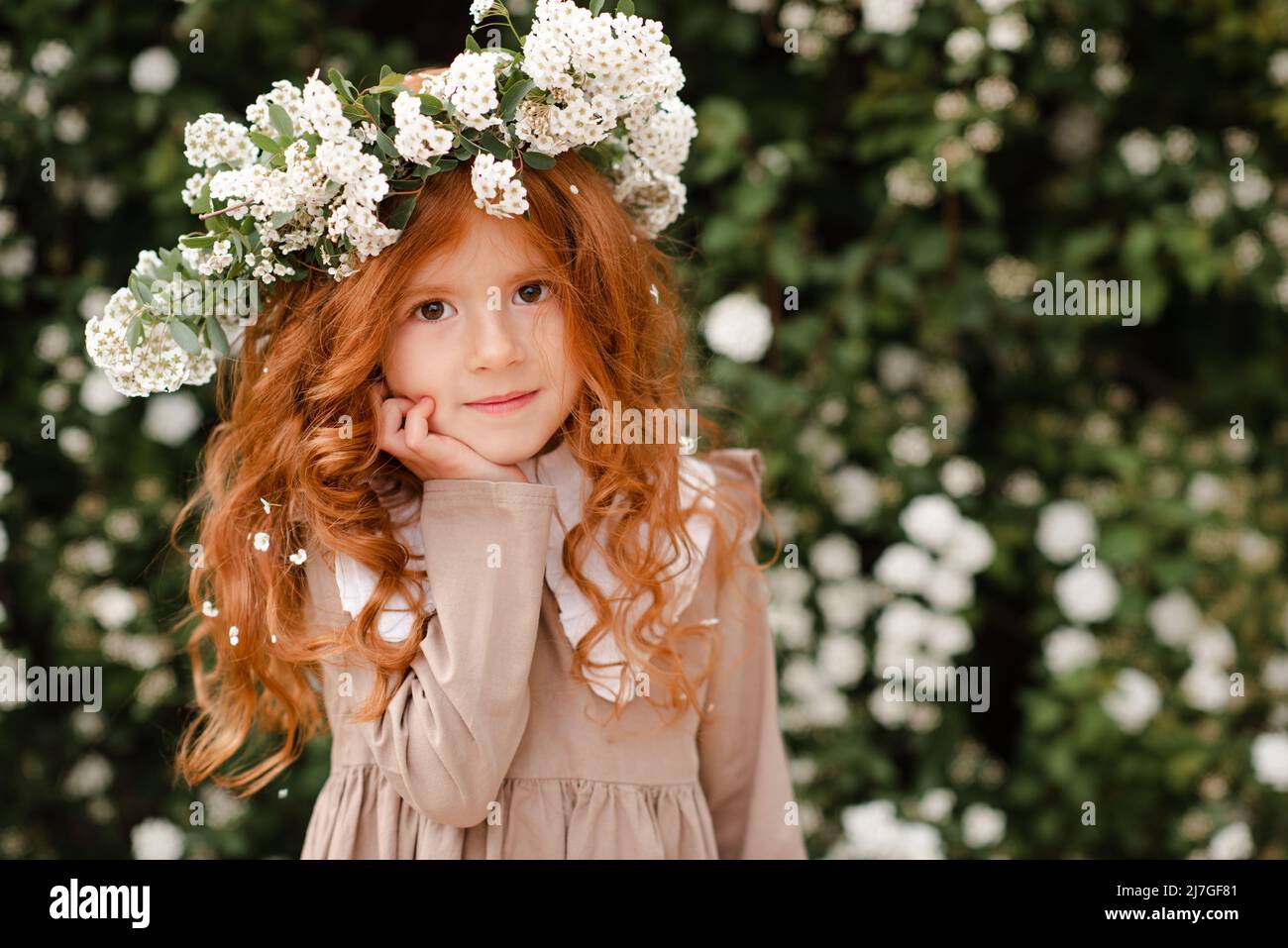 Enfant Fille De 3 Ans Aux Cheveux Longs Posant À L'extérieur Banque  D'Images et Photos Libres De Droits. Image 57362271