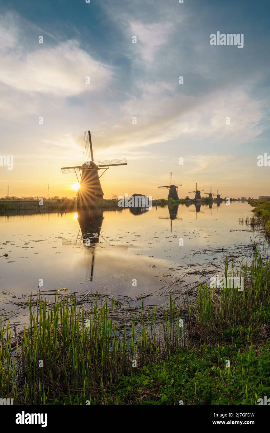 UNESCO Werelderfgoed Kinderdijk Molens, anciens moulins à vent au crépuscule à Kinderdijk, aux pays-Bas Banque D'Images