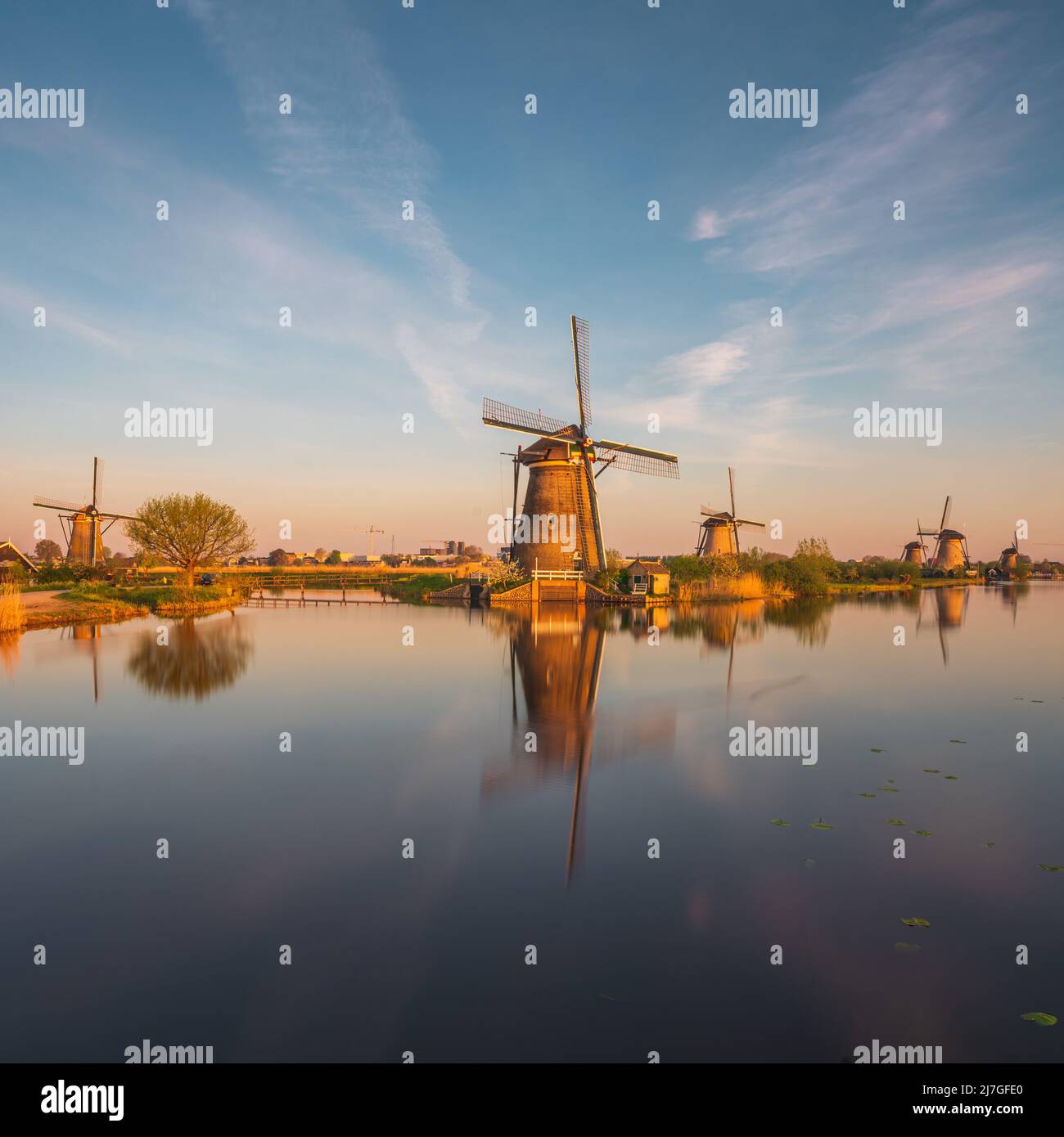 UNESCO Werelderfgoed Kinderdijk Molens, anciens moulins à vent au crépuscule à Kinderdijk, aux pays-Bas Banque D'Images